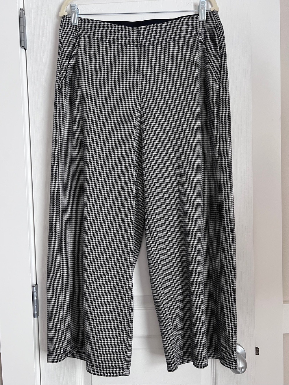 Max Studio Black & White Micro-Houndstooth Wide Leg Cropped Pants - Size Large